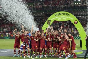 Calcio, la ‘magica’ Roma vince la Conference League: festa dei tifosi per le strade della Capitale