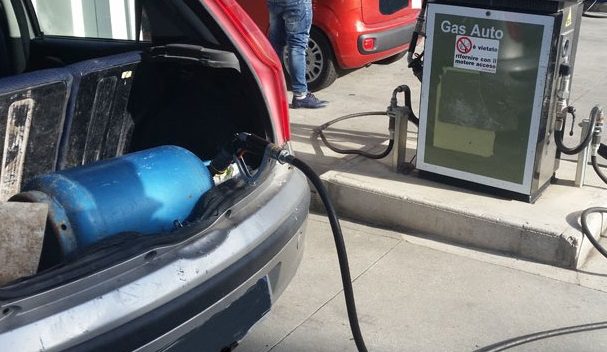 Caltagirone, riempiono con Gpl la bombola di gas da cucina alla stazione di servizio: denunciati