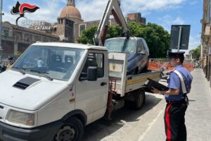 Catania, il ‘ladro’ di vetture è l’autocarro con la gru: denunciate 2 persone