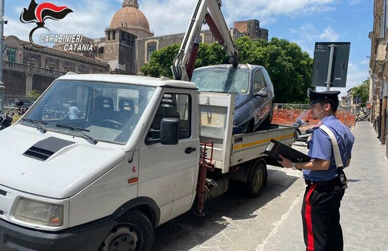 Catania, il ‘ladro’ di vetture è l’autocarro con la gru: denunciate 2 persone