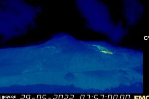 Etna, si apre nuova bocca effusiva: emissione di lava a quota 2800 m