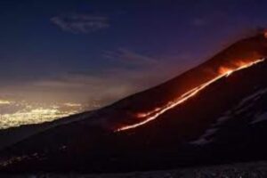 Etna, nuova bocca effusiva nella parte alta della Valle del Bove: a quota 2800 m