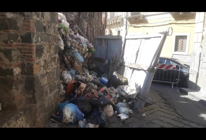 Paternò, in via Amore rifiuti ‘storici’ scivolano sulla strada: dal Comune ordine di bonificare l’area
