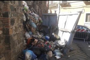 Paternò, in via Amore rifiuti ‘storici’ scivolano sulla strada: dal Comune ordine di bonificare l’area