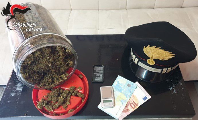 Belpasso, in casa e nel garage deteneva marijuana e cocaina: 29enne arrestato in flagranza