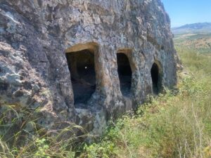 Centuripe, scoperto a Carcaci insediamento preistorico: nove tombe a camerta scavate nella roccia