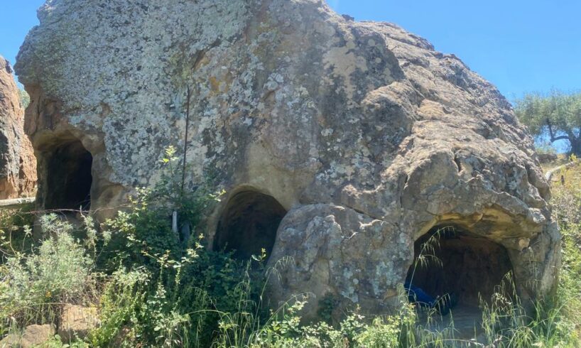 Centuripe, scoperto a Carcaci insediamento preistorico: nove tombe a camerta scavate nella roccia