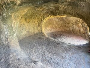Centuripe, scoperto a Carcaci insediamento preistorico: nove tombe a camerta scavate nella roccia
