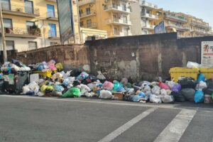 Catania, Bonaccorsi: “Sulle strade oltre mille tonnellate di rifiuti. Gravissimi rischi per la salute dei cittadini. Regione intervenga”