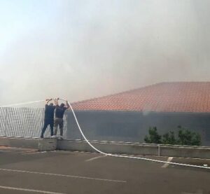 Paternò, incendio in area incolta lungo la strada dei Pioppi: timori per un supermercato e per complesso residenziale (VIDEO)