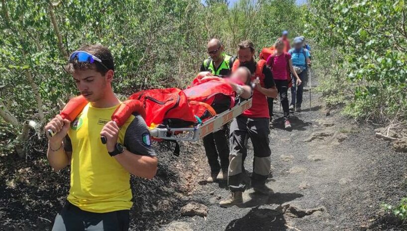 Etna, Soccorso Alpino recupera escursionista caduta in zona Grotta Serracozzo: individuata grazie a geolocalizzazione