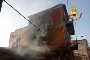 Palagonia, incendio in 3 abitazioni: uomo intossicato dal fumo dopo aver messo in salvo i cani
