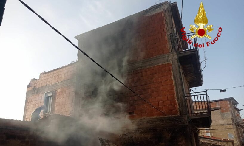 Palagonia, incendio in 3 abitazioni: uomo intossicato dal fumo dopo aver messo in salvo i cani