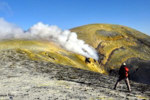 Etna, nuova bocca nella Valle del Bove: ma il flusso lavico avanza lentamente