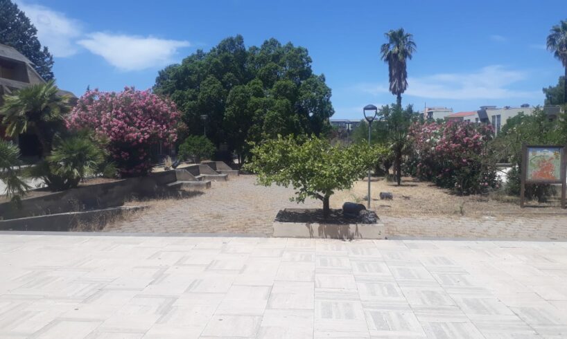 Paternò, vandali sradicano i cestini portarifiuti del Parco del Sole: in zona Ardizzone