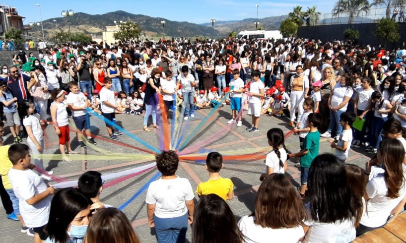 Bronte, scuole in festa per il “Creativity Day”. Firrarello: “Con la libertà si esprime il talento”