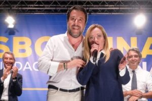Centrodestra, a Verona Meloni e Salvini come Giulietta e Romeo: “Non faremo la stessa fine”