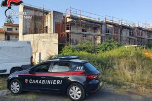 Riposto, due paternesi tentano di rubare ponteggi in un cantiere edile: arrestati