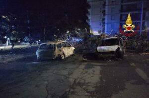 Catania, 14 vetture minacciate dalle fiamme dopo incendio sterpaglie: intenso lavoro dei Vigili del Fuoco (VIDEO)