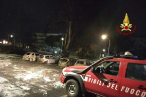 Catania, 14 vetture minacciate dalle fiamme dopo incendio sterpaglie: intenso lavoro dei Vigili del Fuoco (VIDEO)