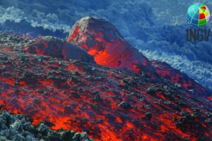 Etna, si aprono tre bocche effusive a quota 1900 metri: permane l’attività alla bocca più a monte
