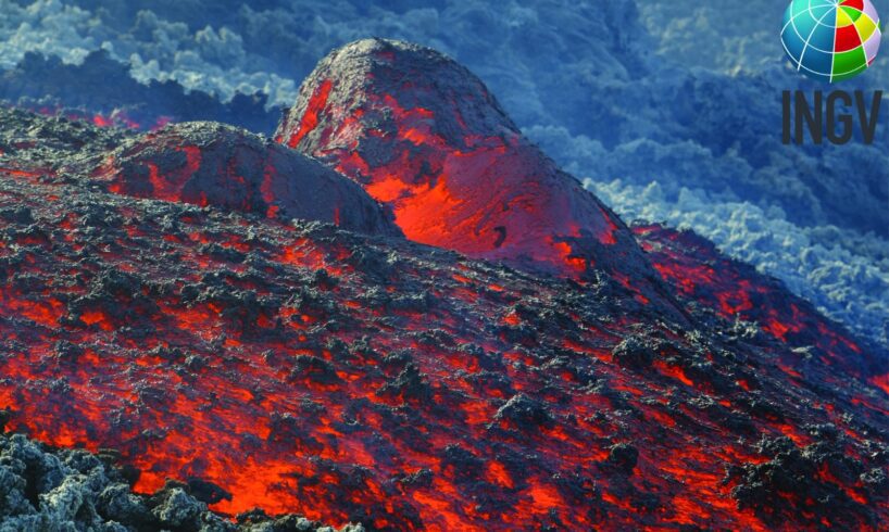 Etna, si aprono tre bocche effusive a quota 1900 metri: permane l’attività alla bocca più a monte