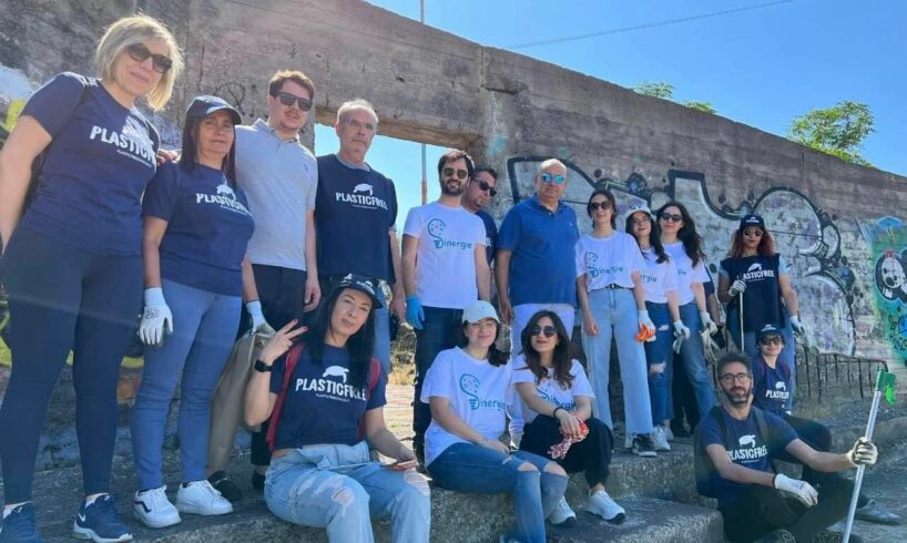 Adrano, ‘Sinergie’ e ‘Plastic Free’ si riprendono la Luna: tanti volontari per la bonifica dell’area sommersa dai rifiuti