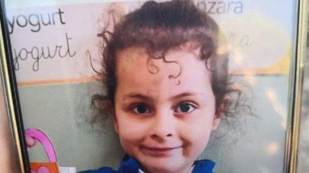Mascalucia, alla ricerca della piccola Elena rapita ieri da tre uomini incappucciati: “dinamiche familiari”, i genitori non sono conviventi