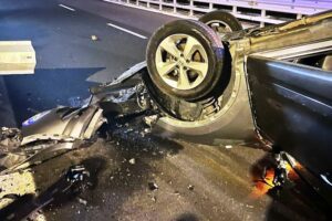 Belpasso, incidente nella notte vicino a Etnapolis: auto si capovolge dopo impatto contro guard rail