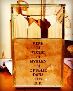 Il cippo di Venere ritrovato a Paternò: la copia donata dal Kiwanis illumina un frammento di storia