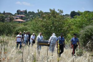 Bimba uccisa, l’omicidio di Elena non è avvenuto in casa: a Mascalucia lutto cittadino nel giorno dei funerali
