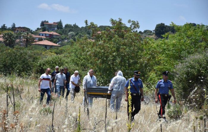 Bimba uccisa, l’omicidio di Elena non è avvenuto in casa: a Mascalucia lutto cittadino nel giorno dei funerali