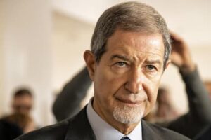 La Regione Siciliana ha fatto molti interventi anche nel settore della cultura e per quelli che non sono finiti «ci sarà il mio successore» perché «io toglierò il disturbo». È un passaggio del presidente della Regione Siciliana, Nello Musumeci, nel suo intervento di ieri per l'inaugurazione di una mostra su Sant'Agata all'università di Catania che cambia all'improvviso gli scenari politici per le prossime elezioni in Sicilia per il governo dell'isola. Musumeci non ha voluto parlare della sua dichiarazione con i giornalisti presenti, sorpresi dal suo apparente cambio di linea. Contattato dall'ANSA non ha voluto aggiungere altro: «quello che ho detto è stato sentito, ognuno gli dia l'interpretazione che vuole - afferma - io non ho nulla da dire adesso. Incontrerò la stampa nei prossimi giorni». Secondo quanto riporta oggi il quotidiano La Sicilia, Musumeci ha comunicato ai suoi figli (e anche agli assessori Razza, Messina e Falcone) la decisione di non ricandidarsi. Ma che Musumeci, stanco degli attacchi da parte della sua maggioranza di centrodestra, e in particolare del presidente dell'Ars e leader di Fi in Sicilia, Gianfranco Micciché, sia pronto a fare un passo indietro e a rinunciare alla ricandidatura alla presidenza della Regione, è un'ipotesi della quale avrebbe già parlato con i suoi fedelissimi. Un cambio di decisione che, se confermata ufficialmente, di fatto riaprirebbe la partita per la scelta del nuovo candidato del centrodestra e sulla quale si `peseranno´ i rapporti di forza anche tra i leader nazionali della coalizione con Giorgia Meloni che ha sostenuto con FdI la ricandidatura di Musumeci e che contesterà a Lega e Forza Italia l'aver costretto all'eventuale passo indietro il governatore uscente. Il test delle amministrative, appena concluse (oggi si è insediato a Palermo il neo sindaco Roberto Lagalla) consegna al centrodestra e al centrosinistra in Sicilia un quadro politico complesso. A scuotere le due coalizioni sono le mine vaganti: Cateno De Luca, suo l'exploit a Messina che ha frantumato i due poli e in corsa da quattro mesi per la Regione; e Fabrizio Ferrandelli, terzo a Palermo, definito da Micciché «il nuovo soggetto politico» con cui discutere. Su entrambi i fronti, confronti e trattative non si sono mai fermati e gli scenari mutano di ora in ora. Nel centrodestra, Micciché ha ribadito, in una intervista al Corriere della Sera, il «no» alla ricandidatura di Nello Musumeci, e auspicando un nome nuovo magari «una donna» che possa compattare la coalizione. Appare difficile, invece, l'alleanza con De Luca. «All'indomani del voto in molti mi hanno cercato - afferma `Scateno´, come ama definirsi - il centrodestra cerca un'alternativa a Musumeci la cui inadeguatezza non può più essere nascosta. Ho detto `no´ a chi propone accordi». Nervi tesi anche nel centrosinistra. Il via libera alle primarie (si voterà on line e nei gazebo il 23 luglio) non sta acquietando il campo progressista. Anzi. Pd e M5s stanno gestendo problemi non indifferenti; i Dem sul nome da lanciare per le consultazioni (in pole c'è l'eurodeputata Caterina Chinnici, ma non mancano i maldipancia) e il M5s che, nome a parte (Luigi Sunseri, Nuccio Di Paola e Giancarlo Cancelleri su cui pesa però l'interrogativo del terzo mandato) si deve misurare anche con l'ipotesi scissione. In più l'apertura ad Azione e +Europa (trascinati a Palermo dall'ottimo risultato elettorale di Fabrizio Ferrandelli) non pare abbia riscaldato i cuori del `Centro´. Tutt'altro. «Le primarie rischiano di essere un esercizio di stile utile soltanto per la supremazia tra le correnti. Se viceversa il centrosinistra vuole fare un discorso serio e concreto siamo disponibili a sederci e ad aprire una discussione», la laconica reazione del segretario di Azione, Carlo Calenda. Ancora più netto Benedetto Della Vedova di +Europa: «Primarie in Sicilia? No, grazie». L'idea primaria, insomma, è di andare da soli. Riproporre il `modello Palermo´ anche in chiave regionali per preparare la strada a Calenda per le politiche. E la ricerca dell'alter ego di Ferrandelli (14mila voti a Palermo) è già partita.