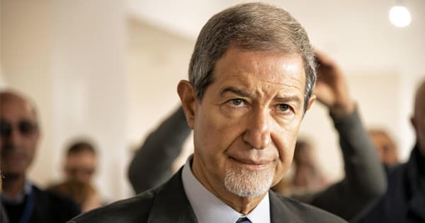 La Regione Siciliana ha fatto molti interventi anche nel settore della cultura e per quelli che non sono finiti «ci sarà il mio successore» perché «io toglierò il disturbo». È un passaggio del presidente della Regione Siciliana, Nello Musumeci, nel suo intervento di ieri per l'inaugurazione di una mostra su Sant'Agata all'università di Catania che cambia all'improvviso gli scenari politici per le prossime elezioni in Sicilia per il governo dell'isola. Musumeci non ha voluto parlare della sua dichiarazione con i giornalisti presenti, sorpresi dal suo apparente cambio di linea. Contattato dall'ANSA non ha voluto aggiungere altro: «quello che ho detto è stato sentito, ognuno gli dia l'interpretazione che vuole - afferma - io non ho nulla da dire adesso. Incontrerò la stampa nei prossimi giorni». Secondo quanto riporta oggi il quotidiano La Sicilia, Musumeci ha comunicato ai suoi figli (e anche agli assessori Razza, Messina e Falcone) la decisione di non ricandidarsi. Ma che Musumeci, stanco degli attacchi da parte della sua maggioranza di centrodestra, e in particolare del presidente dell'Ars e leader di Fi in Sicilia, Gianfranco Micciché, sia pronto a fare un passo indietro e a rinunciare alla ricandidatura alla presidenza della Regione, è un'ipotesi della quale avrebbe già parlato con i suoi fedelissimi. Un cambio di decisione che, se confermata ufficialmente, di fatto riaprirebbe la partita per la scelta del nuovo candidato del centrodestra e sulla quale si `peseranno´ i rapporti di forza anche tra i leader nazionali della coalizione con Giorgia Meloni che ha sostenuto con FdI la ricandidatura di Musumeci e che contesterà a Lega e Forza Italia l'aver costretto all'eventuale passo indietro il governatore uscente. Il test delle amministrative, appena concluse (oggi si è insediato a Palermo il neo sindaco Roberto Lagalla) consegna al centrodestra e al centrosinistra in Sicilia un quadro politico complesso. A scuotere le due coalizioni sono le mine vaganti: Cateno De Luca, suo l'exploit a Messina che ha frantumato i due poli e in corsa da quattro mesi per la Regione; e Fabrizio Ferrandelli, terzo a Palermo, definito da Micciché «il nuovo soggetto politico» con cui discutere. Su entrambi i fronti, confronti e trattative non si sono mai fermati e gli scenari mutano di ora in ora. Nel centrodestra, Micciché ha ribadito, in una intervista al Corriere della Sera, il «no» alla ricandidatura di Nello Musumeci, e auspicando un nome nuovo magari «una donna» che possa compattare la coalizione. Appare difficile, invece, l'alleanza con De Luca. «All'indomani del voto in molti mi hanno cercato - afferma `Scateno´, come ama definirsi - il centrodestra cerca un'alternativa a Musumeci la cui inadeguatezza non può più essere nascosta. Ho detto `no´ a chi propone accordi». Nervi tesi anche nel centrosinistra. Il via libera alle primarie (si voterà on line e nei gazebo il 23 luglio) non sta acquietando il campo progressista. Anzi. Pd e M5s stanno gestendo problemi non indifferenti; i Dem sul nome da lanciare per le consultazioni (in pole c'è l'eurodeputata Caterina Chinnici, ma non mancano i maldipancia) e il M5s che, nome a parte (Luigi Sunseri, Nuccio Di Paola e Giancarlo Cancelleri su cui pesa però l'interrogativo del terzo mandato) si deve misurare anche con l'ipotesi scissione. In più l'apertura ad Azione e +Europa (trascinati a Palermo dall'ottimo risultato elettorale di Fabrizio Ferrandelli) non pare abbia riscaldato i cuori del `Centro´. Tutt'altro. «Le primarie rischiano di essere un esercizio di stile utile soltanto per la supremazia tra le correnti. Se viceversa il centrosinistra vuole fare un discorso serio e concreto siamo disponibili a sederci e ad aprire una discussione», la laconica reazione del segretario di Azione, Carlo Calenda. Ancora più netto Benedetto Della Vedova di +Europa: «Primarie in Sicilia? No, grazie». L'idea primaria, insomma, è di andare da soli. Riproporre il `modello Palermo´ anche in chiave regionali per preparare la strada a Calenda per le politiche. E la ricerca dell'alter ego di Ferrandelli (14mila voti a Palermo) è già partita.