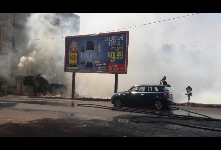 Paternò, incendio in vasta area incolta minaccia stazione di servizio ed ex Albergo Sicilia