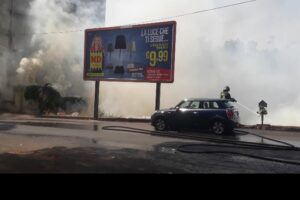 Paternò, incendio in vasta area incolta minaccia stazione di servizio ed ex Albergo Sicilia