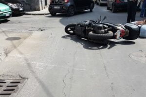 Paternò, 61enne a bordo di uno scooter perde il controllo e cade a terra: in ospedale