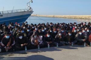 Pozzallo, al porto i primi 181 migranti su navi militari: altri 100 in arrivo su mercantile