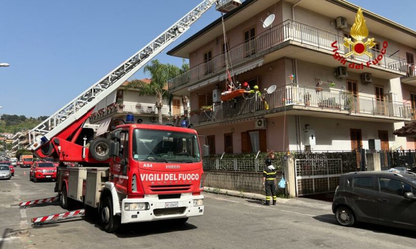 Aci Catena, Vigili del Fuoco in azione per paziente sovrappeso: dall’abitazione all’ambulanza grazie a una ‘scala aerea’