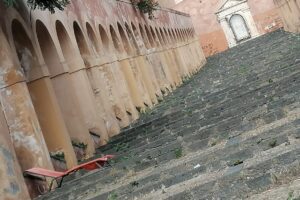 Paternó, una sdraio sulla scalinata: foto sui social