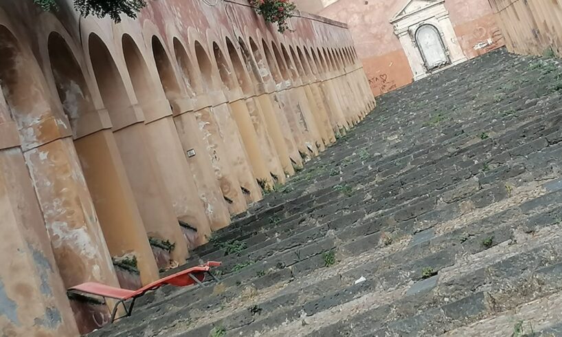 Paternó, una sdraio sulla scalinata: foto sui social