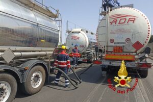 Catania, sulla Tangenziale travaso in autocisterna di alcol benzilico infiammabile dopo incidente: con 40° C