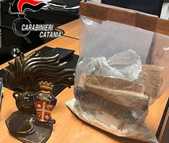 San Gregorio, in auto nascondevano 1,2 kg di cocaina: due arresti in flagranza