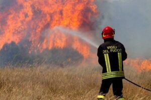 Meteo, allerta da Protezione Civile per rischio incendi e ondate di calore: fino alle 24 ore successive