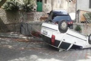 A seguito dell’impatto la Punto è capottata finendo con le ruote in area su via dei Normanni, dopo aver divelto la ringhiera.