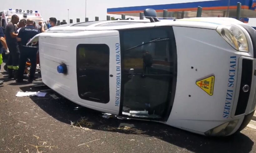 Belpasso, incidente all’uscita di Etnapolis per veicolo della ‘Misericordia’: ferite una disabile e la madre