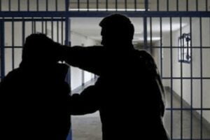 Agrigento, detenuto ferisce due agenti con una lametta: rifiuta trasferimento ad altra sede