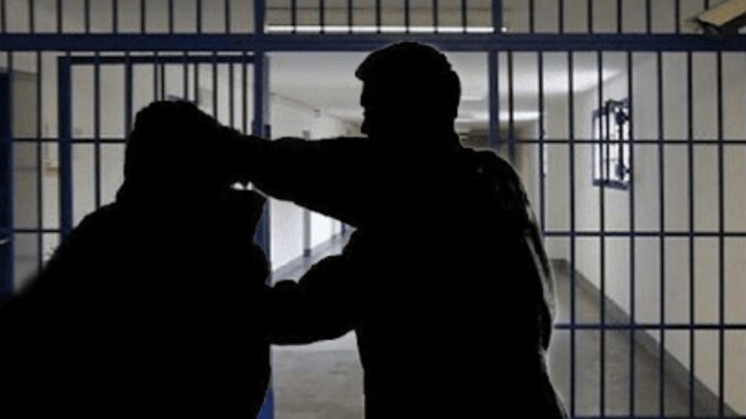 Agrigento, detenuto ferisce due agenti con una lametta: rifiuta trasferimento ad altra sede