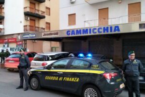 Palermo, 17 mln confiscati al ”re degli pneumatici”: summit di mafia in una delle sue officine