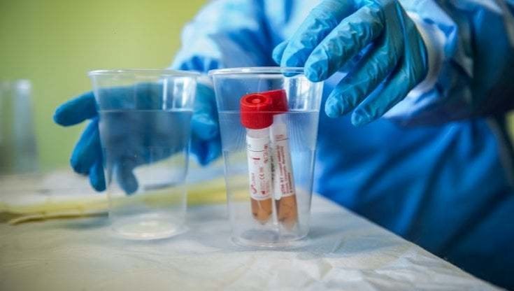Covid, in discesa la curva dei contagi (-13,3%) ma i decessi sono in aumento: balzo in avanti delle quarte dosi